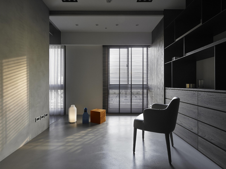 93�O�Ҷȼ�װ���ڰ�ɫ���صķ��