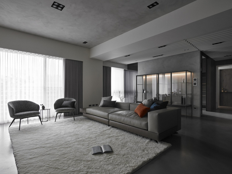 93�O�Ҷȼ�װ���ڰ�ɫ���صķ��