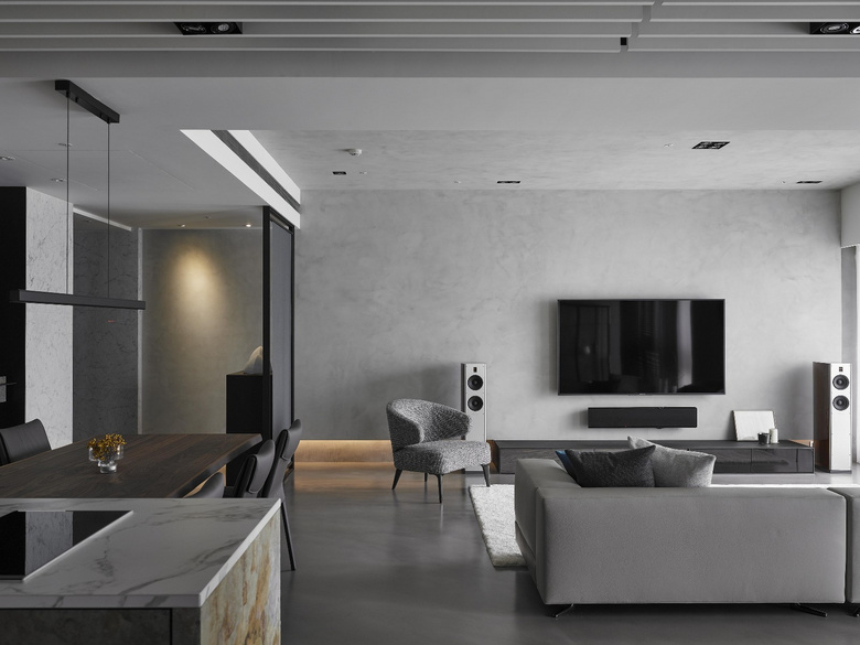 93�O�Ҷȼ�װ���ڰ�ɫ���صķ��