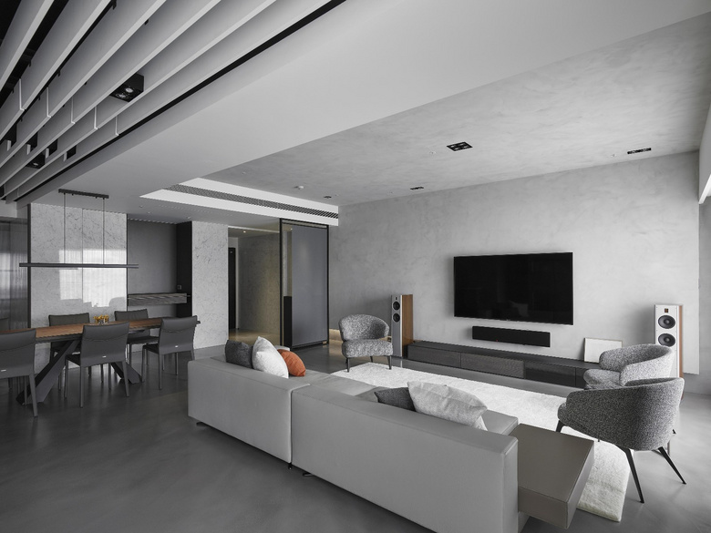 93�O�Ҷȼ�װ���ڰ�ɫ���صķ��