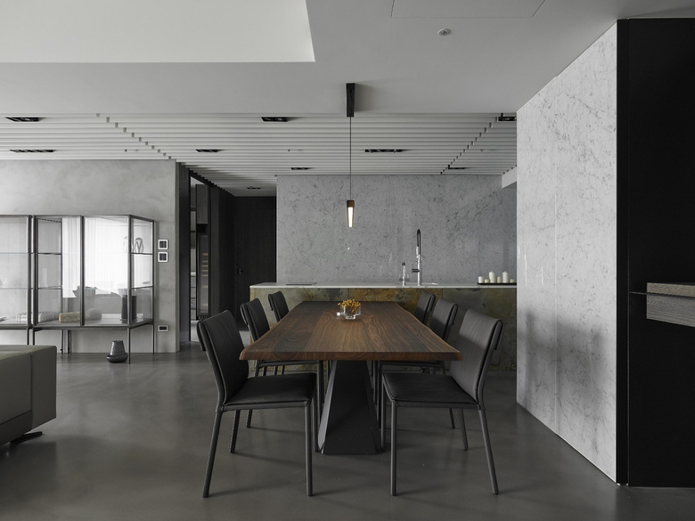 93�O�Ҷȼ�װ���ڰ�ɫ���صķ��