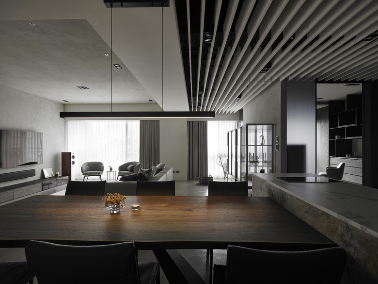 93�O�Ҷȼ�װ���ڰ�ɫ���صķ��