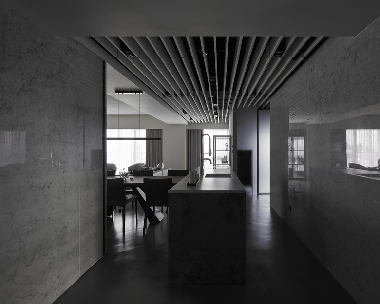 93�O�Ҷȼ�װ���ڰ�ɫ���صķ��