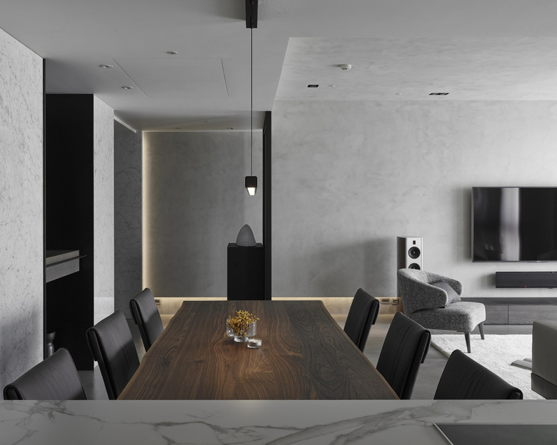 93�O�Ҷȼ�װ���ڰ�ɫ���صķ��