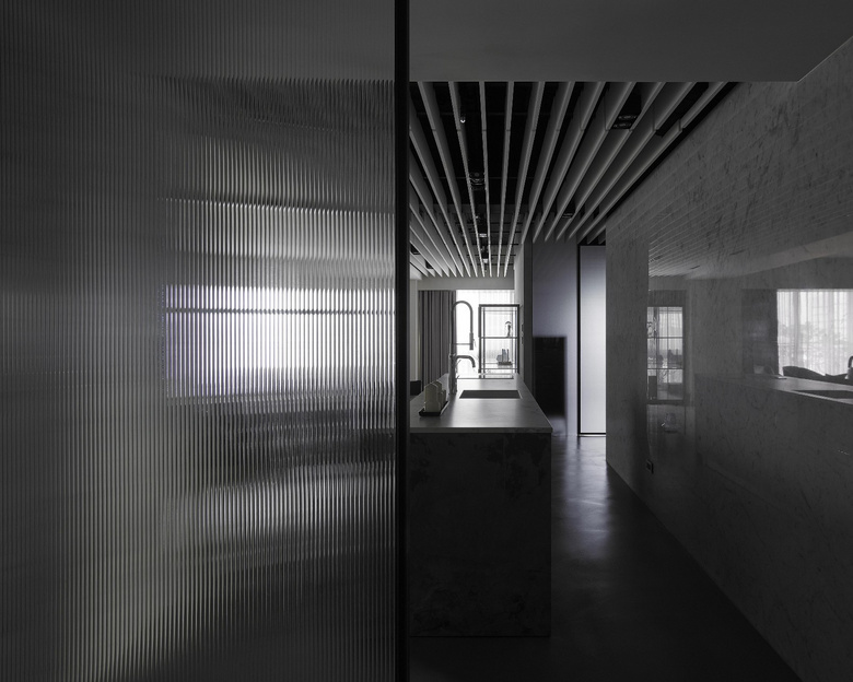 93�O�Ҷȼ�װ���ڰ�ɫ���صķ��