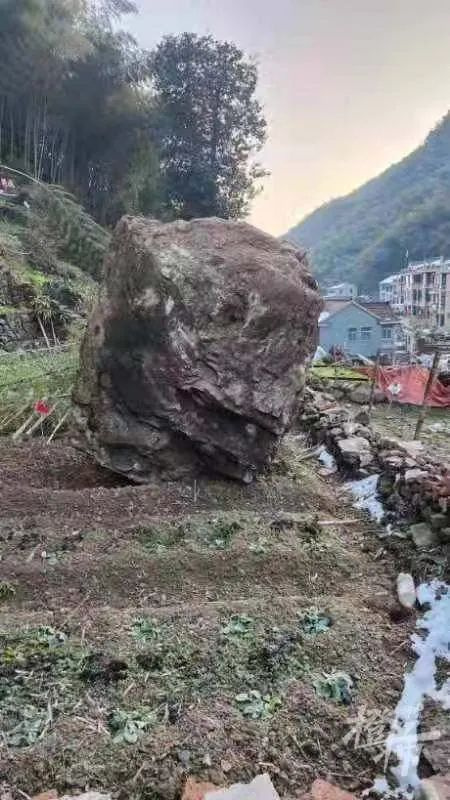 一块七八十吨重的巨石从山上滚落至菜地