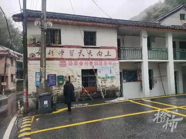 一块七八十吨重的巨石从山上滚落至菜地
