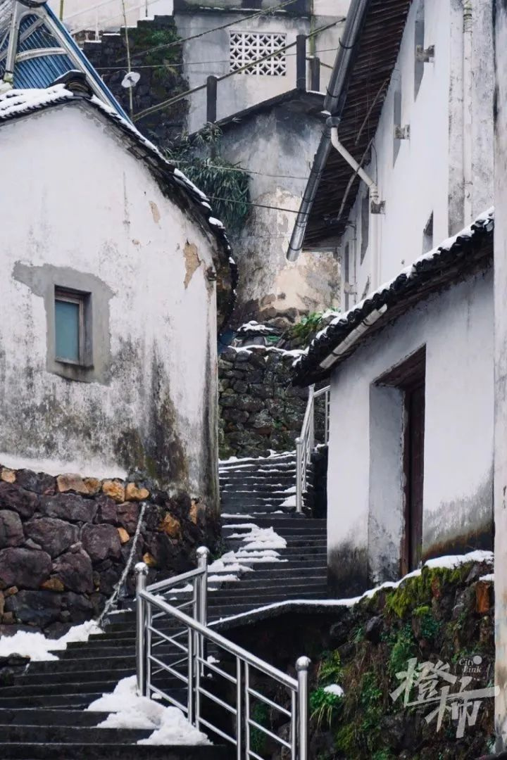 一块七八十吨重的巨石从山上滚落至菜地