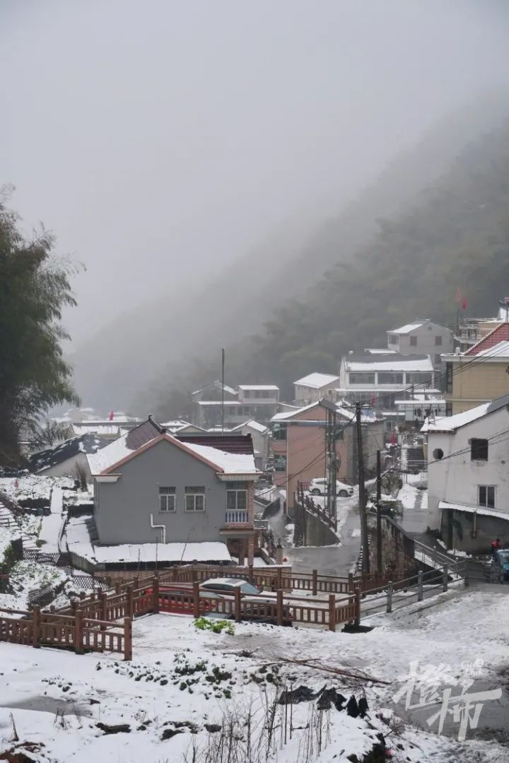 一块七八十吨重的巨石从山上滚落至菜地