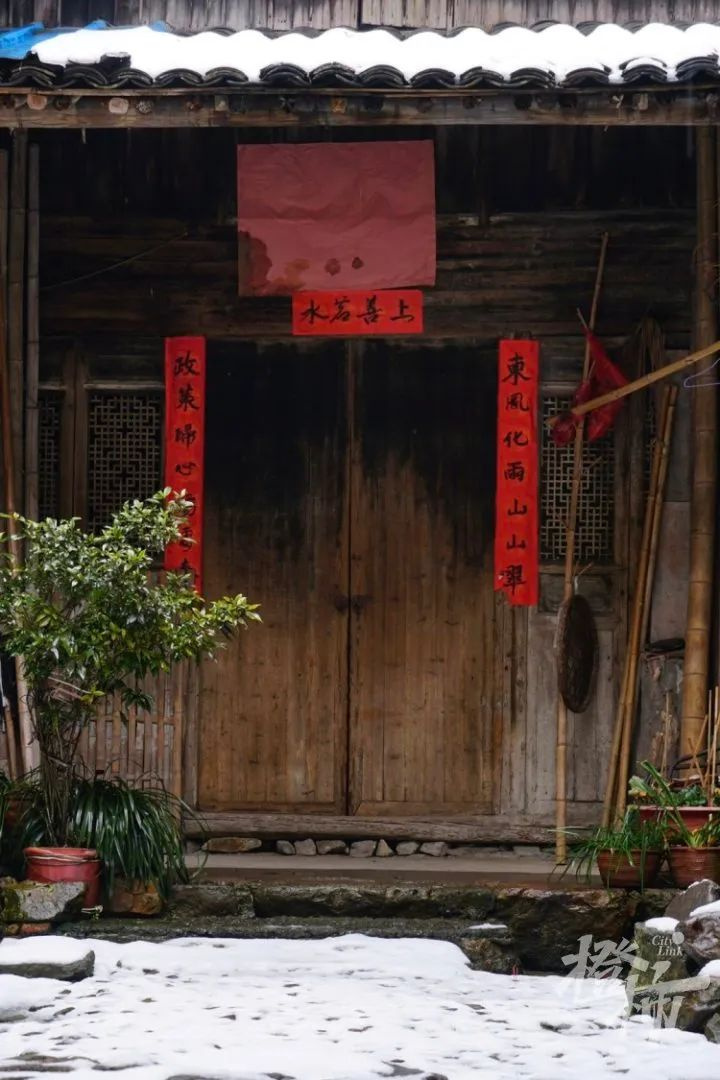 一块七八十吨重的巨石从山上滚落至菜地