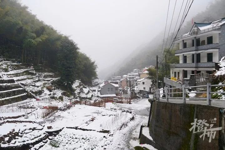一块七八十吨重的巨石从山上滚落至菜地