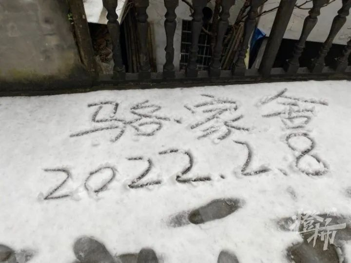 一块七八十吨重的巨石从山上滚落至菜地
