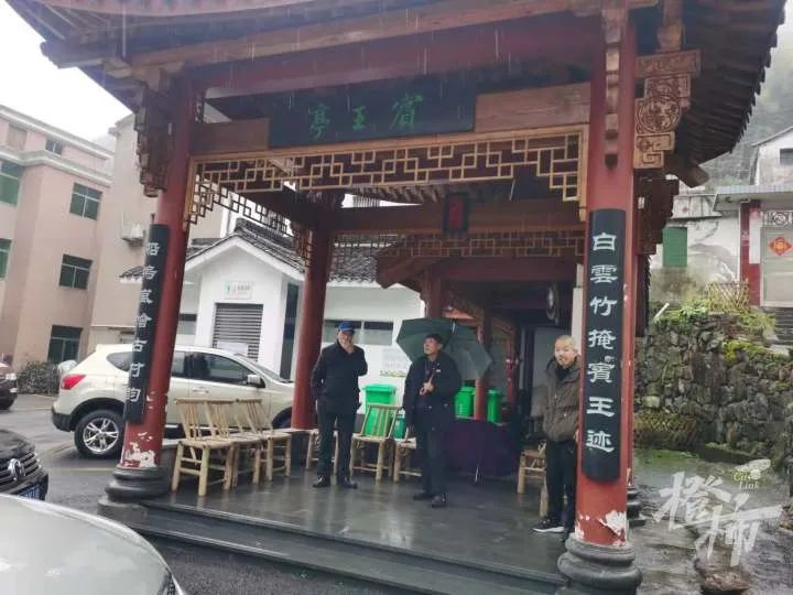 一块七八十吨重的巨石从山上滚落至菜地