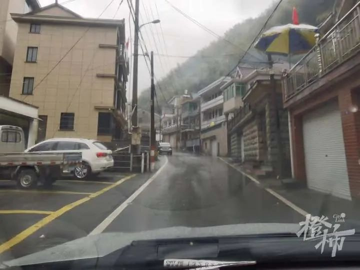 一块七八十吨重的巨石从山上滚落至菜地