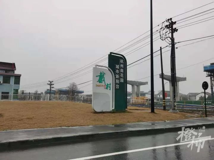 一块七八十吨重的巨石从山上滚落至菜地