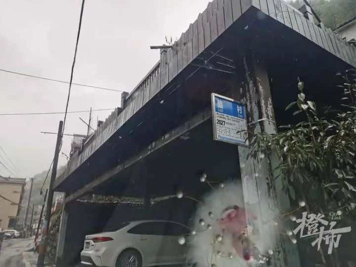 一块七八十吨重的巨石从山上滚落至菜地