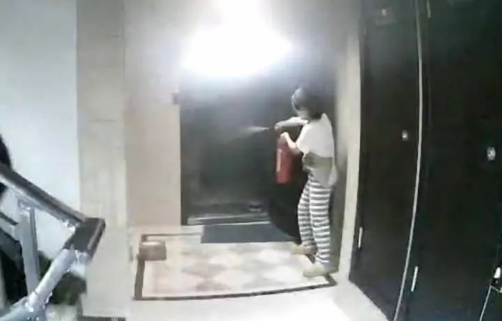 杭州“面膜女侠”冲上热搜，一个动作让全网点赞！