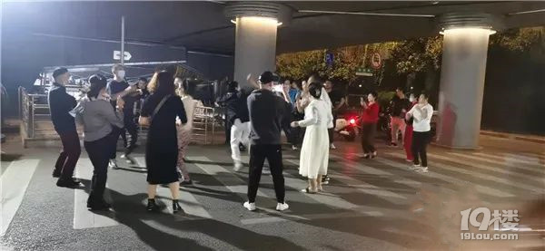 凤起立交桥下每晚劲歌热舞！周边居民受不了：有人管管吗，太吵了