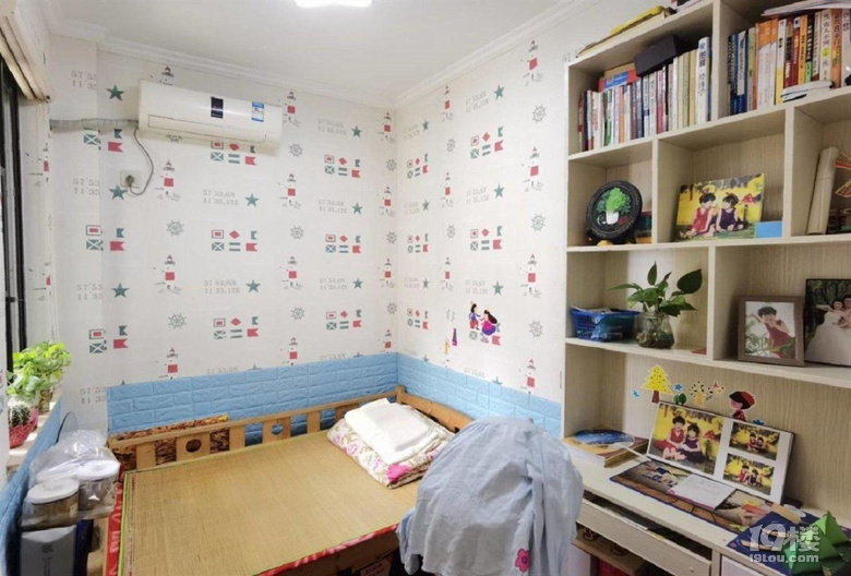 急售，70年产权住宅，精装送车位，产证齐全，首付三层，可过户