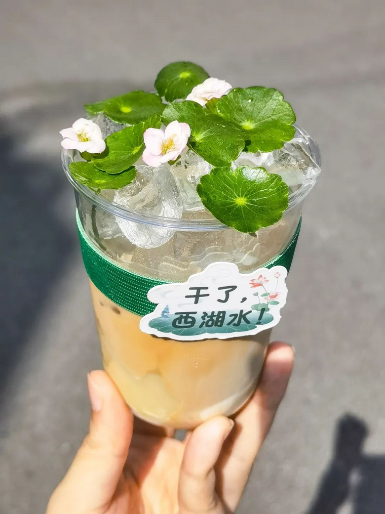 “西湖水”突然刷屏！有人特地从东北来打卡，网友们却吵开了