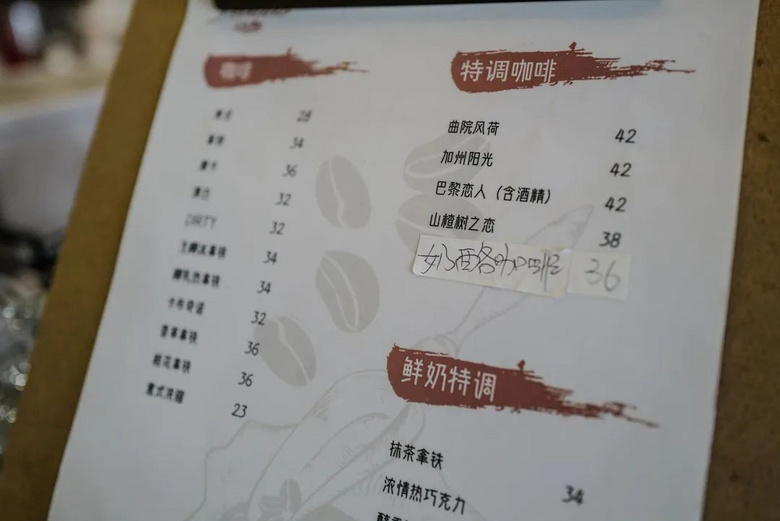 “西湖水”突然刷屏！有人特地从东北来打卡，网友们却吵开了