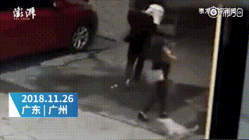 太吓人了！从5楼砸下来一把菜刀…