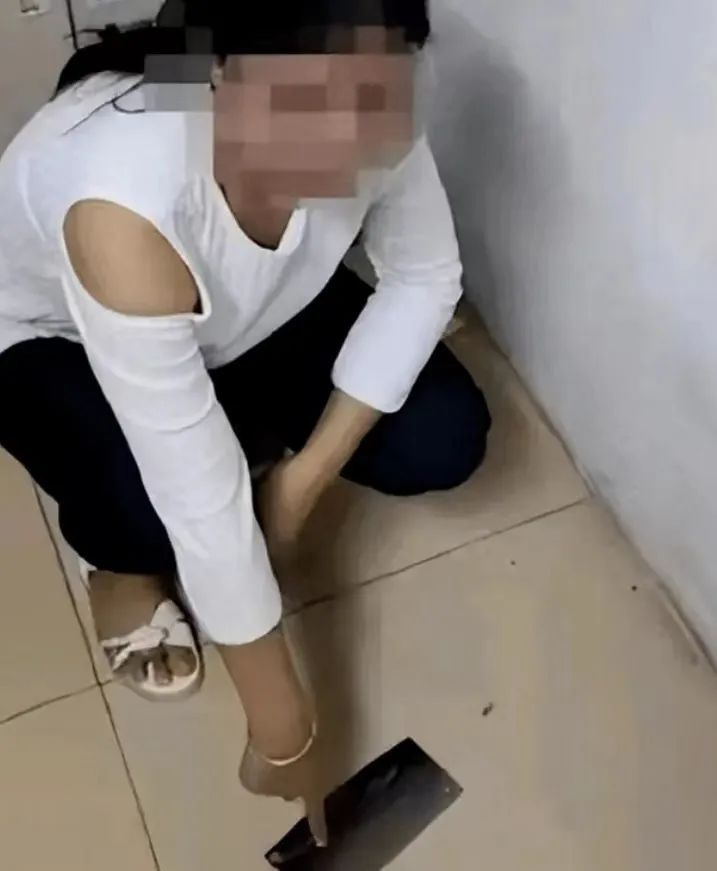 太吓人了！从5楼砸下来一把菜刀…