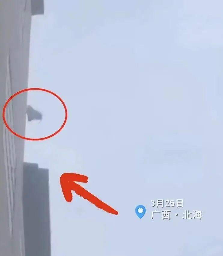 太吓人了！从5楼砸下来一把菜刀…