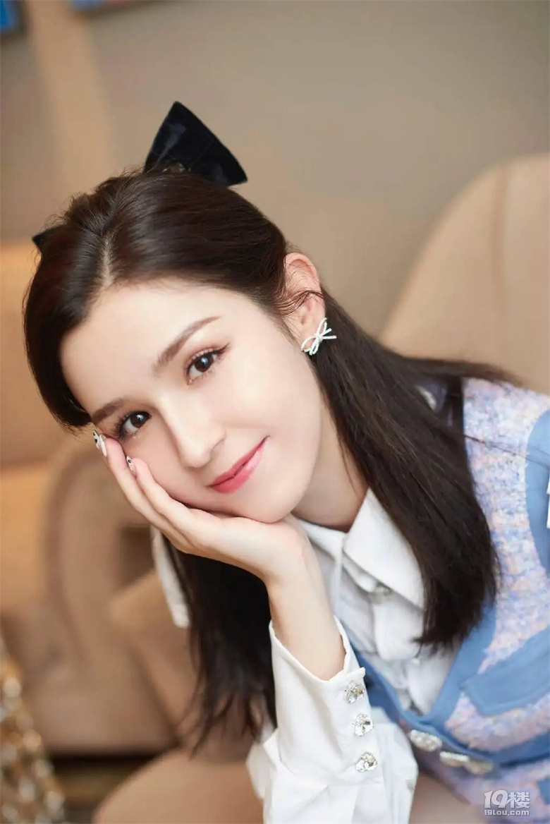 26岁的素人哈妮克孜，凭什么跻身“新疆四美”？