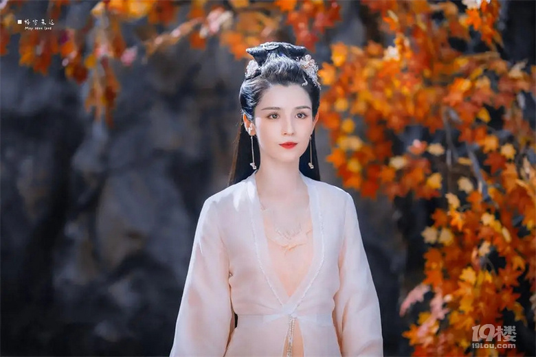 26岁的素人哈妮克孜，凭什么跻身“新疆四美”？