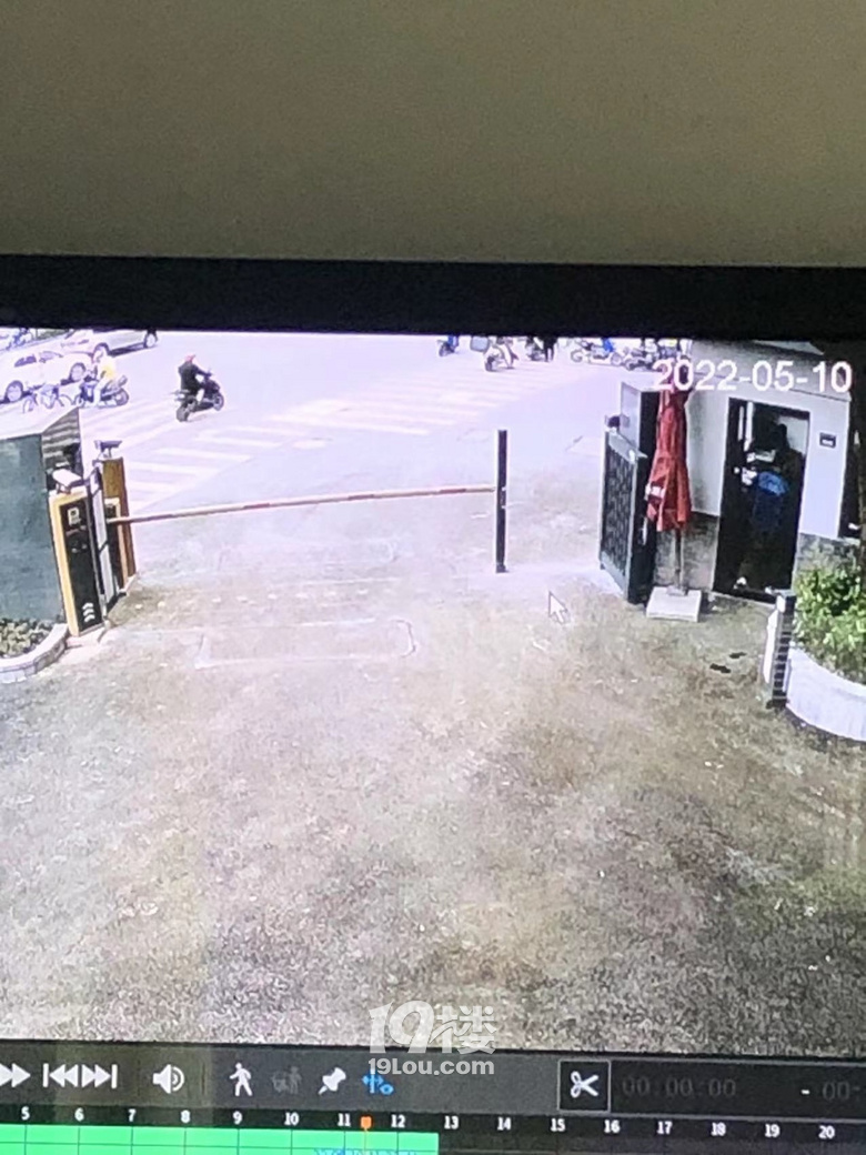 在杭州城建院倒車不小心碰到了倒閘，他們要了我1000元修理費