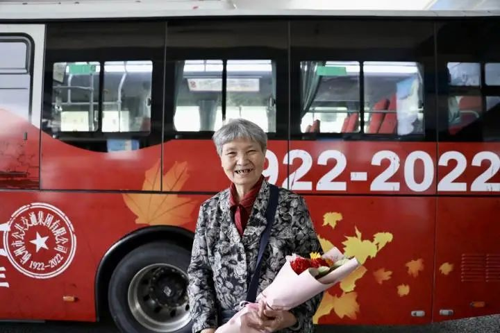 西湖边的这条公交线已开运100年！郁达夫曾是它的常客…你坐过