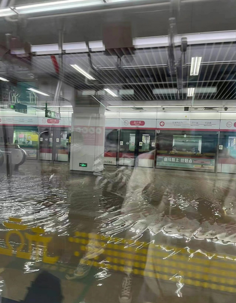 杭州地铁1号线金沙湖站内涌入大量水行车安排最新调整
