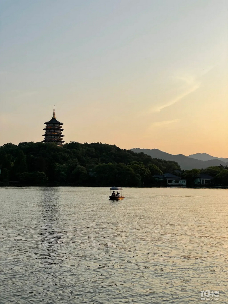 西湖美景五月天夏风吹来游西湖烟笼高楼烟笼沙漂泊在外想家