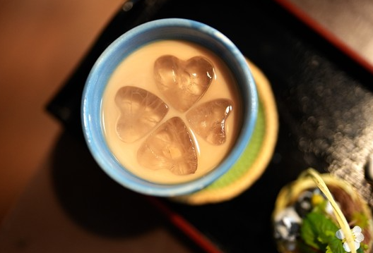 丈夫離世一年后的結(jié)婚紀(jì)念日,一只帶著愛心的貓朝她走來…