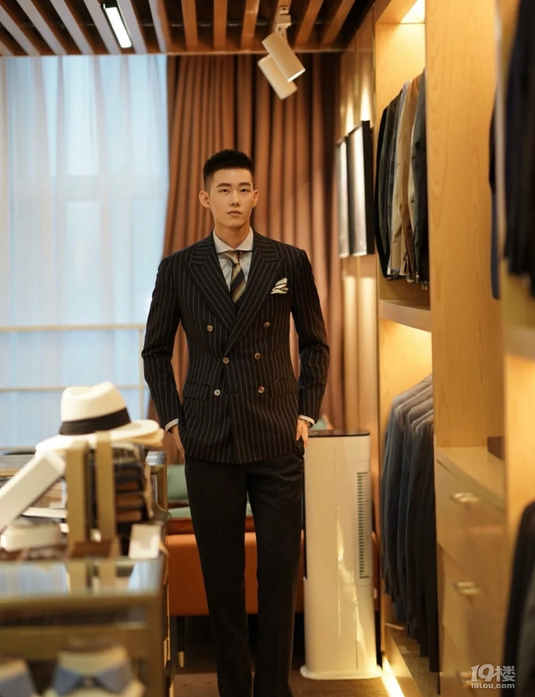 竖条纹西服真的好看吗？