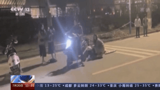 一个打耳洞都怕疼的浙江姑娘，为同学挡了8刀……