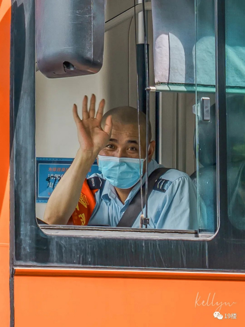 杭州公交司机挥手一笑引发全网130万关注照片背后的故事更