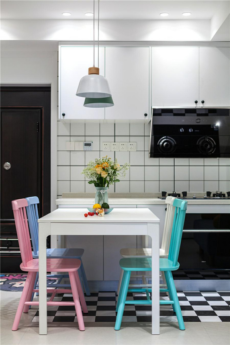 �Ϸ����ģ�60�O�ִ���������ɫ����