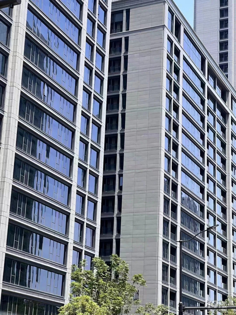 杭州连日高温,亚运村某豪宅出现了外立面铝板变形!