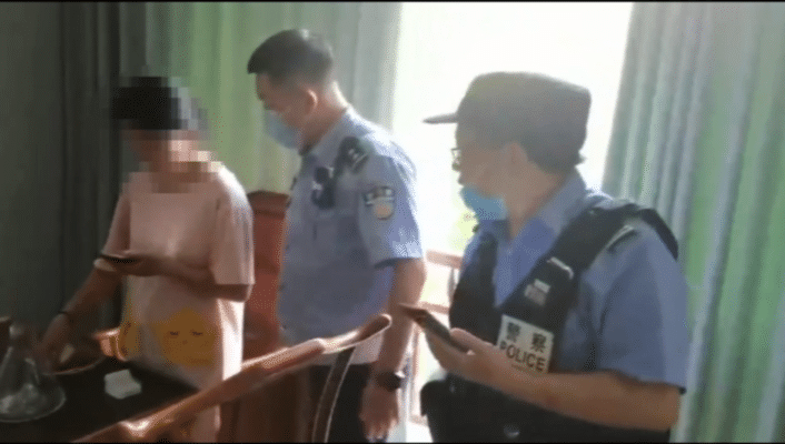 姑娘独自开了一个包厢，浙江老板上楼一看，马上报警！