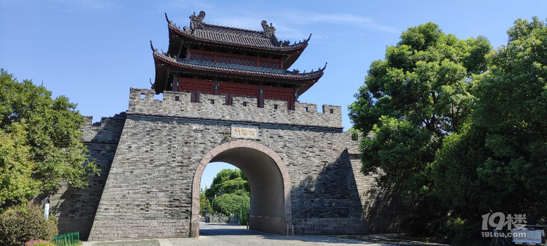 跟着我们一起逛海盐，爬城楼，看风车，去赶海，变成小泥人，哈哈