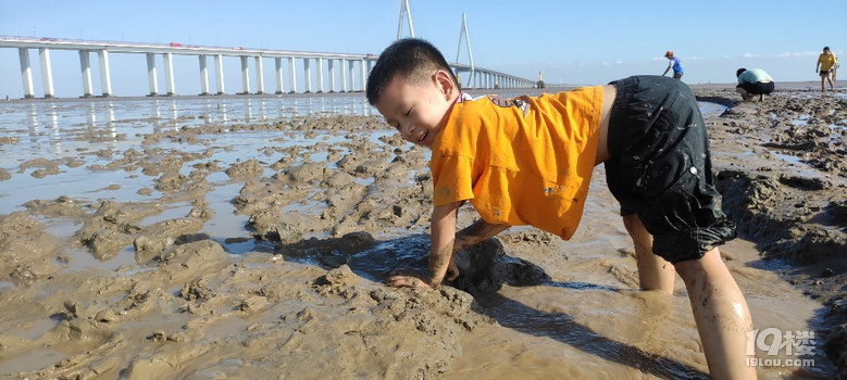 跟着我们一起逛海盐，爬城楼，看风车，去赶海，变成小泥人，哈哈