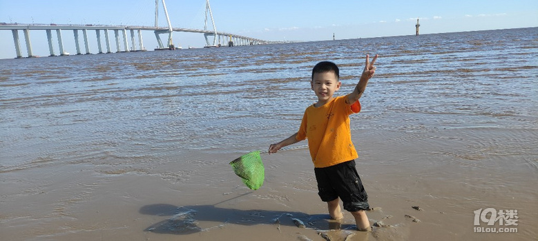 跟着我们一起逛海盐，爬城楼，看风车，去赶海，变成小泥人，哈哈