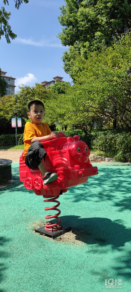 跟着我们一起逛海盐，爬城楼，看风车，去赶海，变成小泥人，哈哈