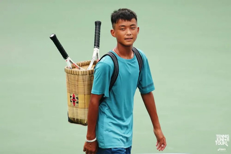 40多岁的中年男人输给了12岁孩子！背篓网球少年王发背后有什么