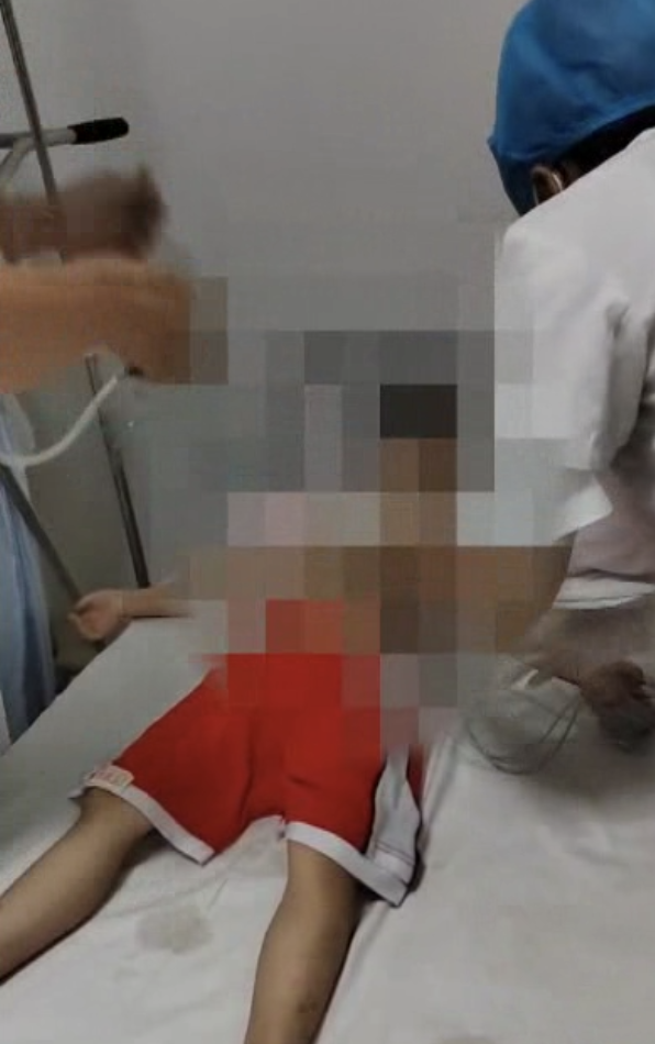 4岁女童脖子被夹车窗，脸色发紫陷入昏迷！家长当时在做这事