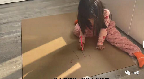 父亲“抄袭”4岁女儿的画，作品大卖！网友：父承子业