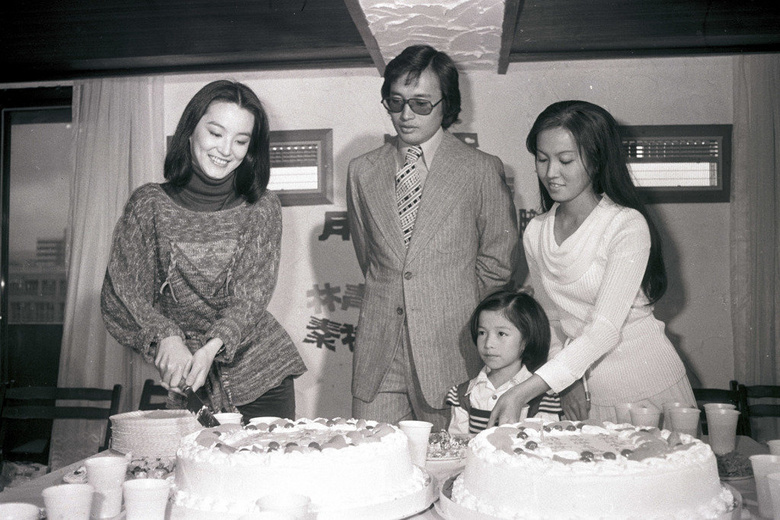 林青霞23岁庆生旧照曝光，温婉端庄笑容甜美