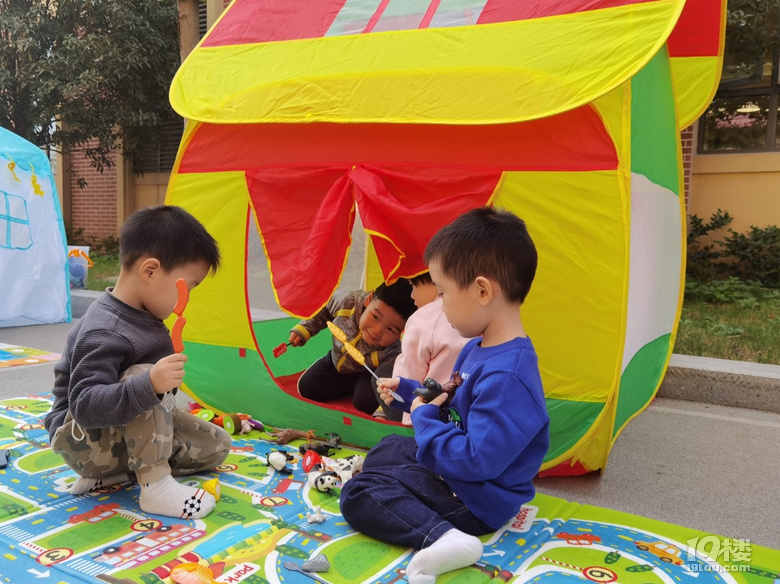 幼兒園里的帳篷節每天都是快樂的小孩！
